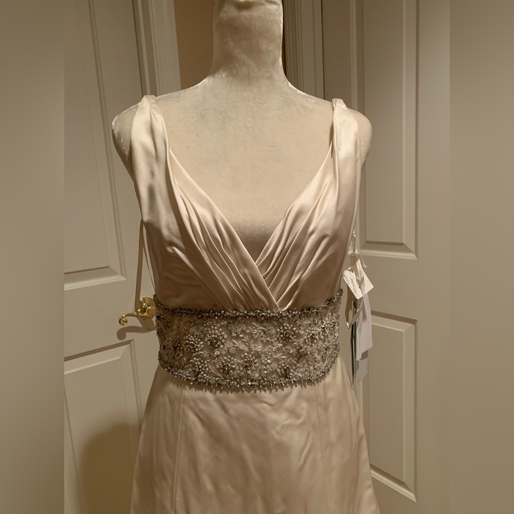 Jim Hjelm Wedding Dress 8916